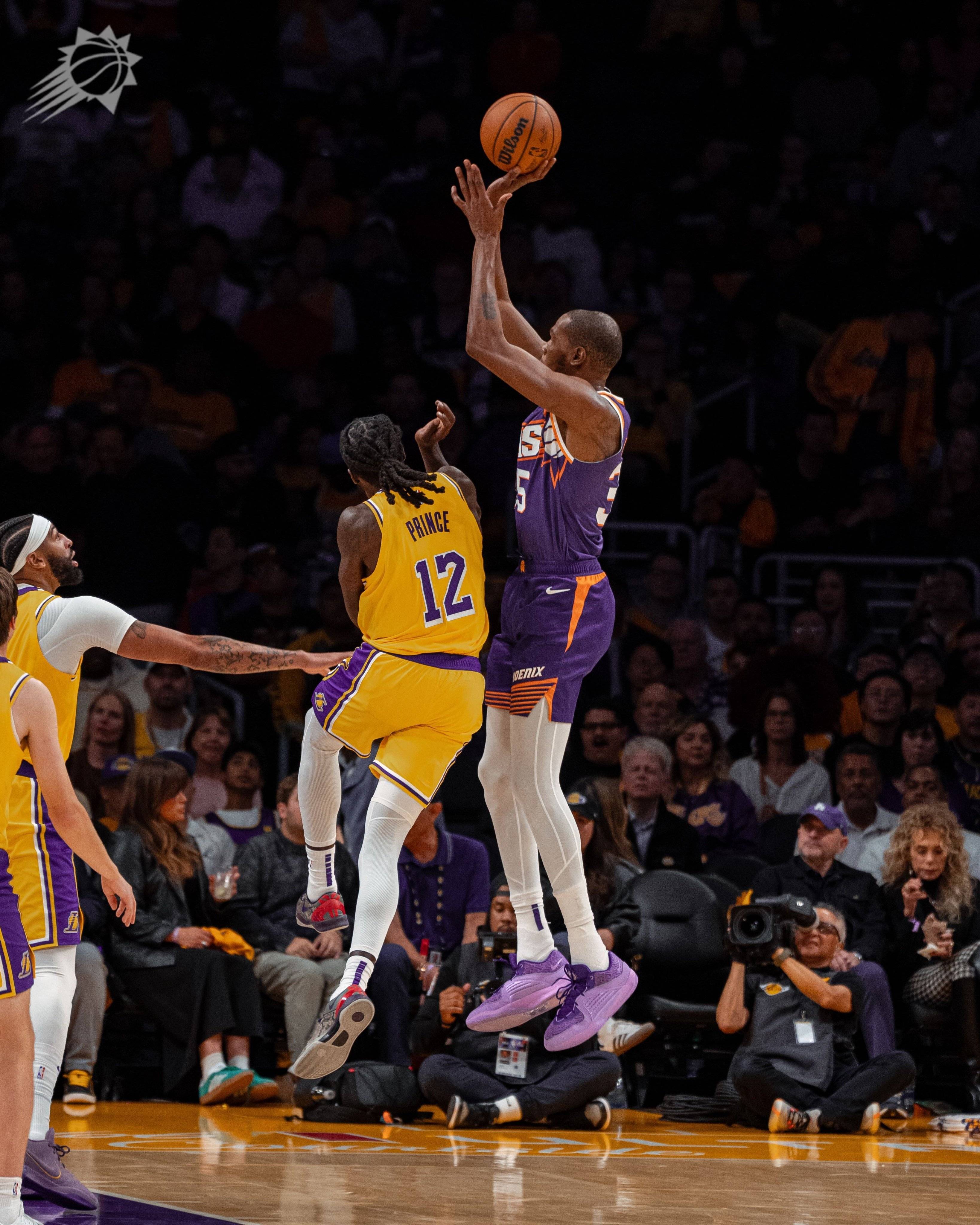 湖人B队血洗尼日利亚男篮,詹姆斯三分雨点燃全场 湖人B队血洗尼日利亚男篮,詹姆斯三分雨点燃全场